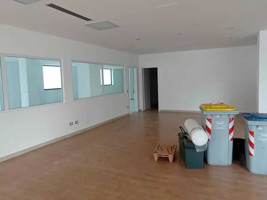 Immagine 13 di Locale commerciale in affitto  a Ragusa