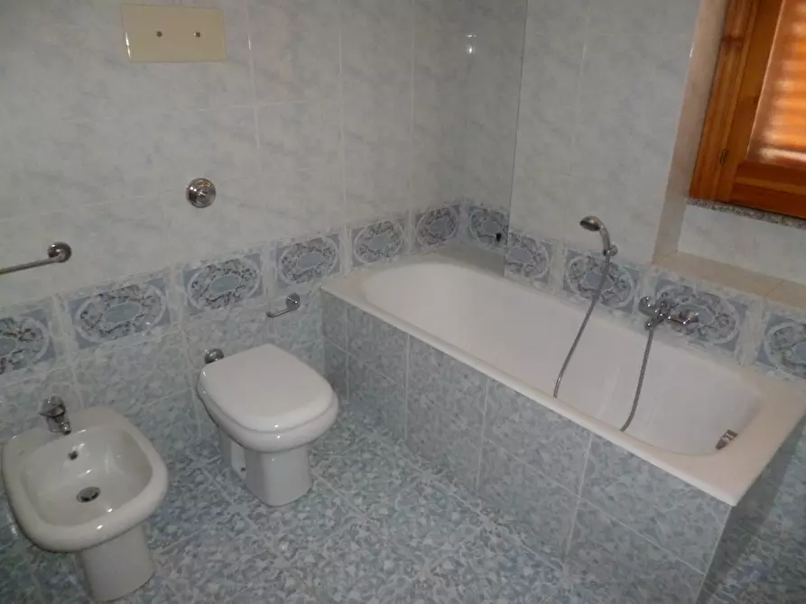 Immagine 8 di Pentalocale in vendita  a Ragusa