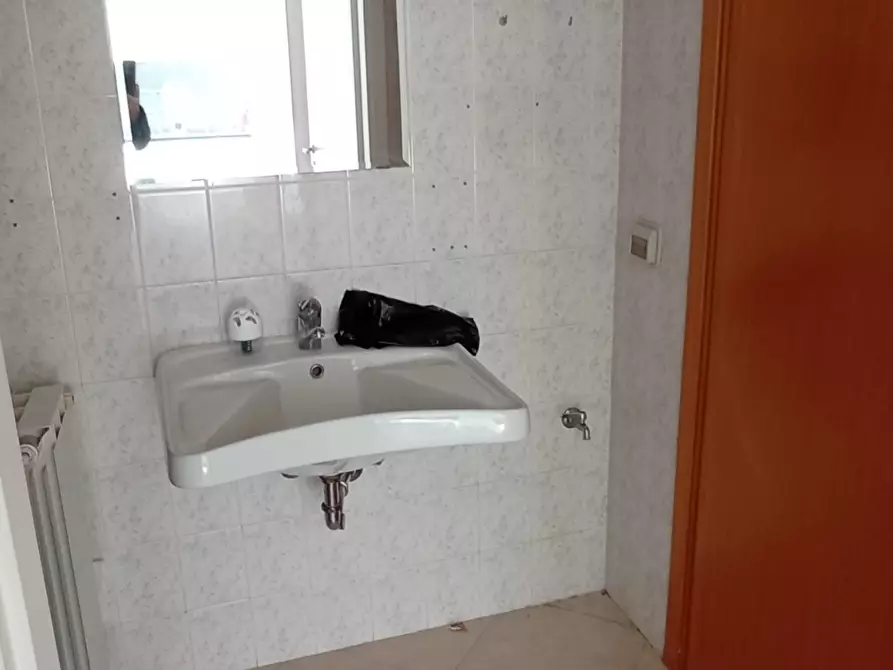 Immagine 9 di Locale commerciale in vendita  a Ragusa