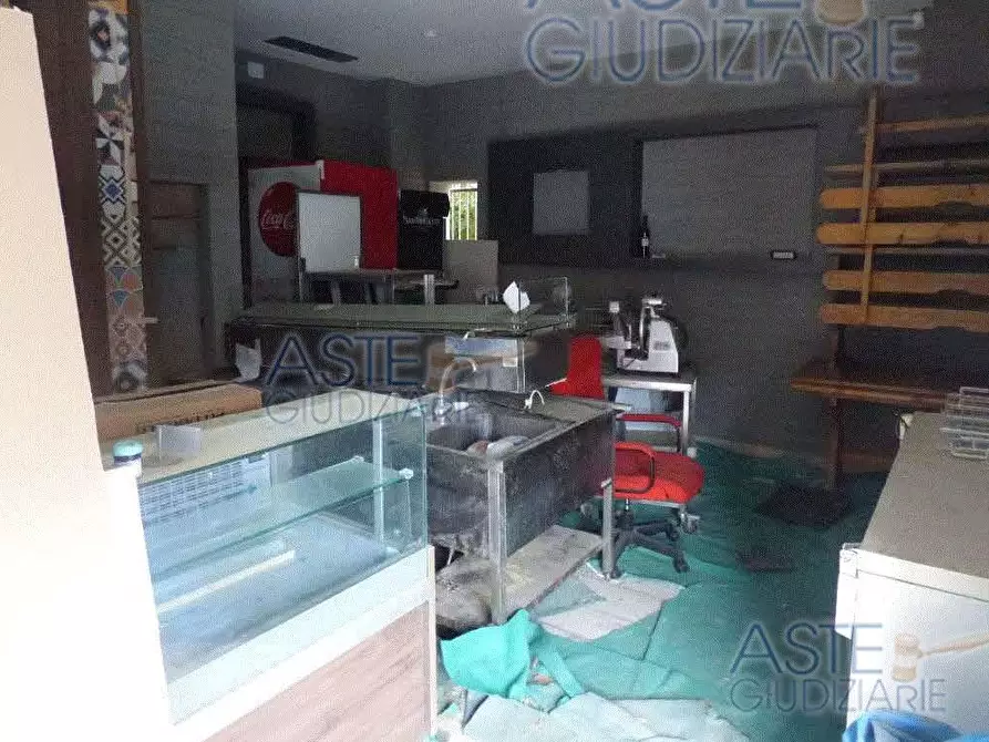 Immagine 6 di Locale commerciale in vendita  a Rimini