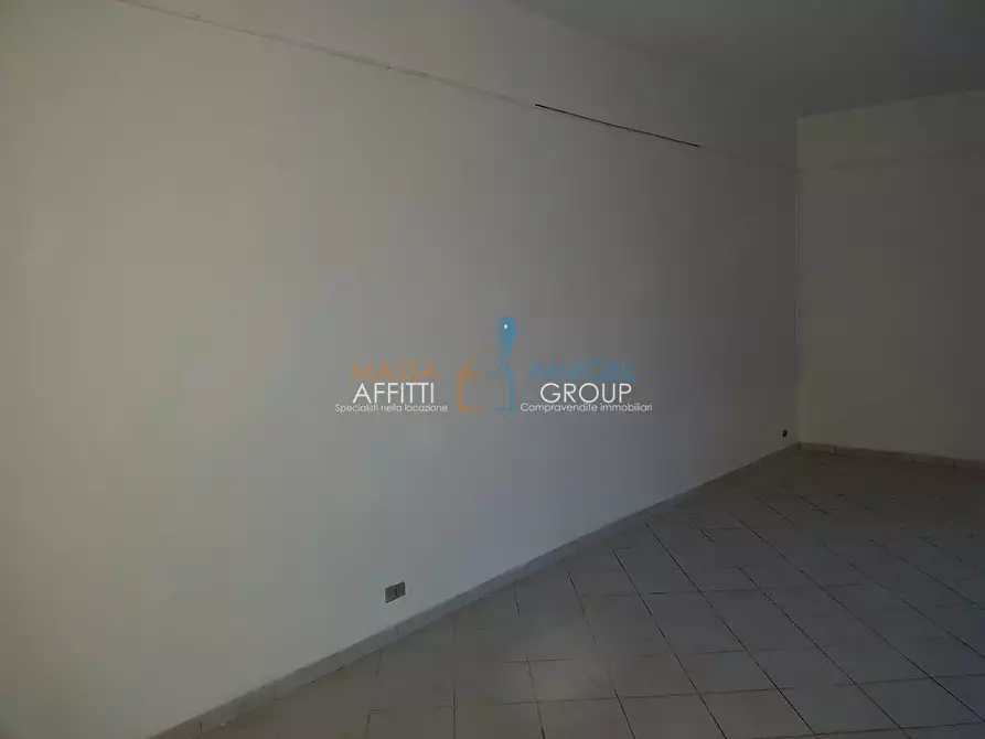 Immagine 5 di Locale commerciale in affitto  in Via Don Minzoni 10 a Massa