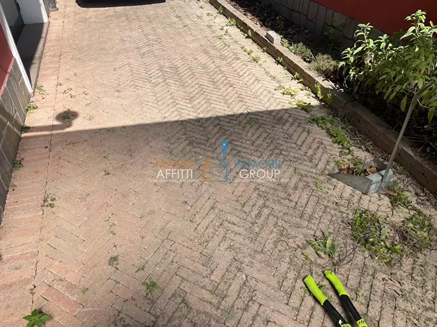 Immagine 6 di Locale commerciale in affitto  in Via Democrazia 64 a Massa