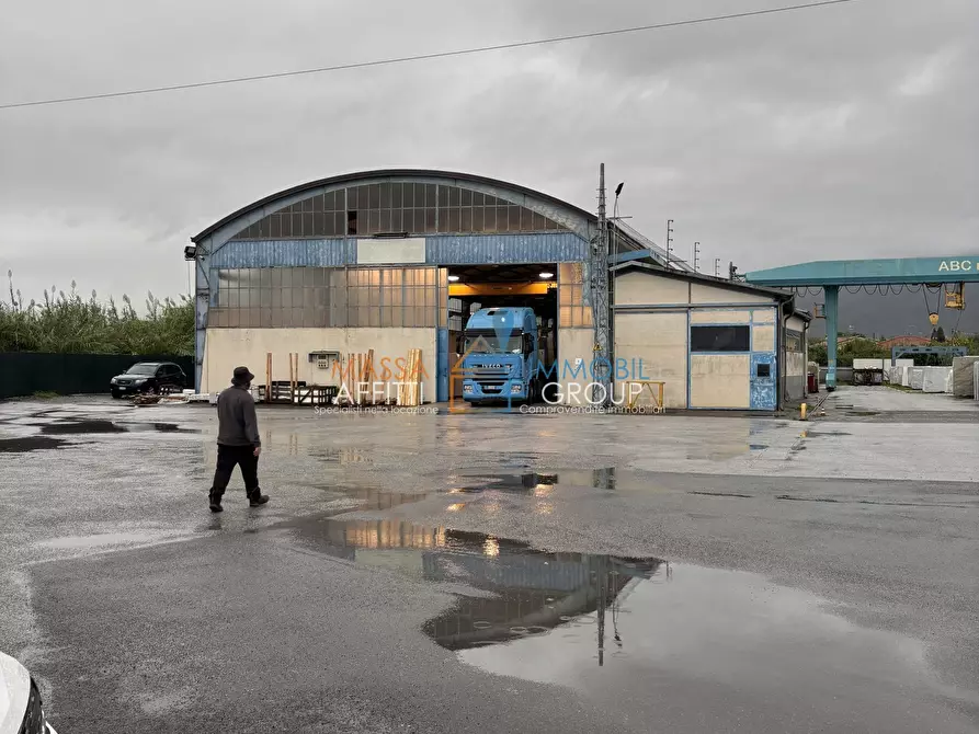 Immagine 1 di Locale commerciale in vendita  in Via Madonna del Golfo 14 a Massa