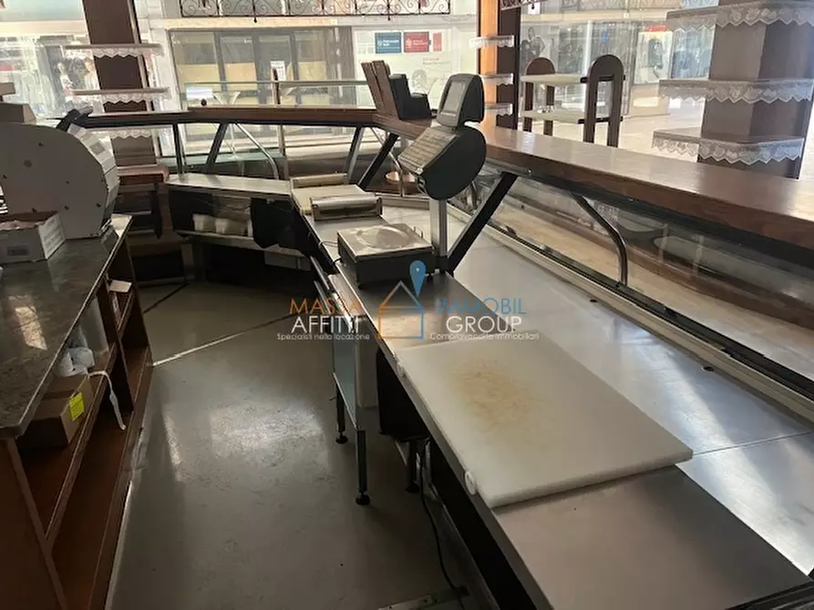 Immagine 9 di Locale commerciale in vendita  in Piazza Felice Palma 37 a Massa