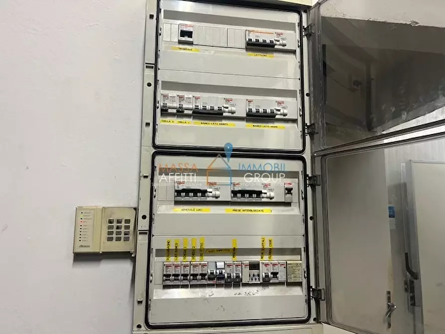 Immagine 22 di Locale commerciale in vendita  in Piazza Felice Palma 37 a Massa