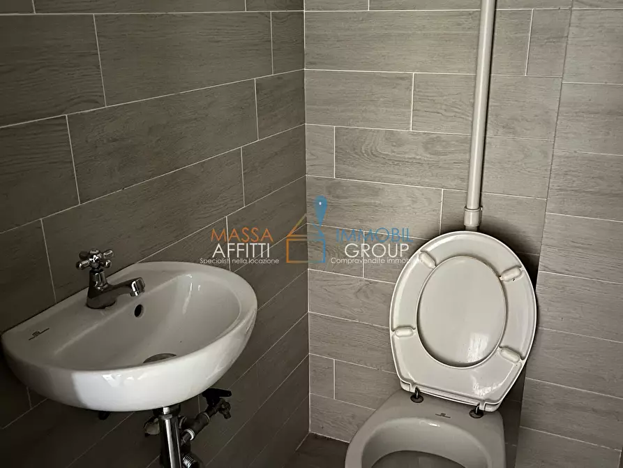 Immagine 9 di Locale commerciale in affitto  in Via Democrazia 42 a Massa