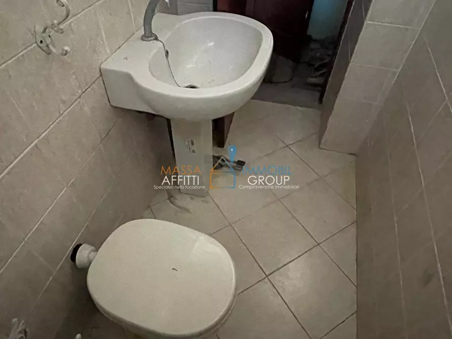 Immagine 16 di Locale commerciale in vendita  in Piazza Aranci 22 a Massa