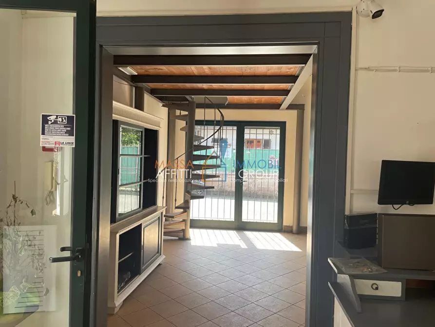 Immagine 28 di Locale commerciale in affitto  in Via Democrazia 64 a Massa