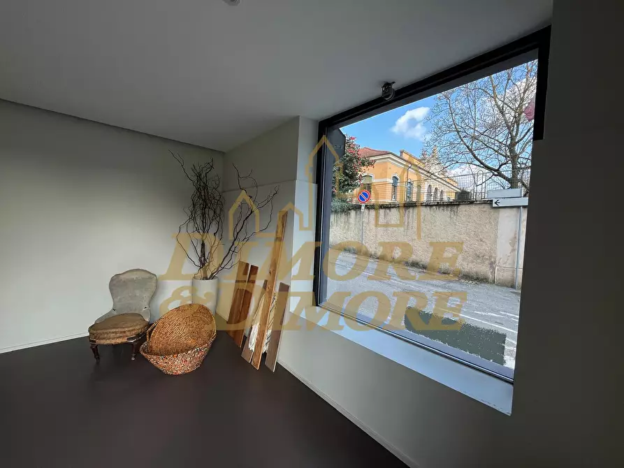 Immagine 9 di Locale commerciale in affitto  a Sesto Calende