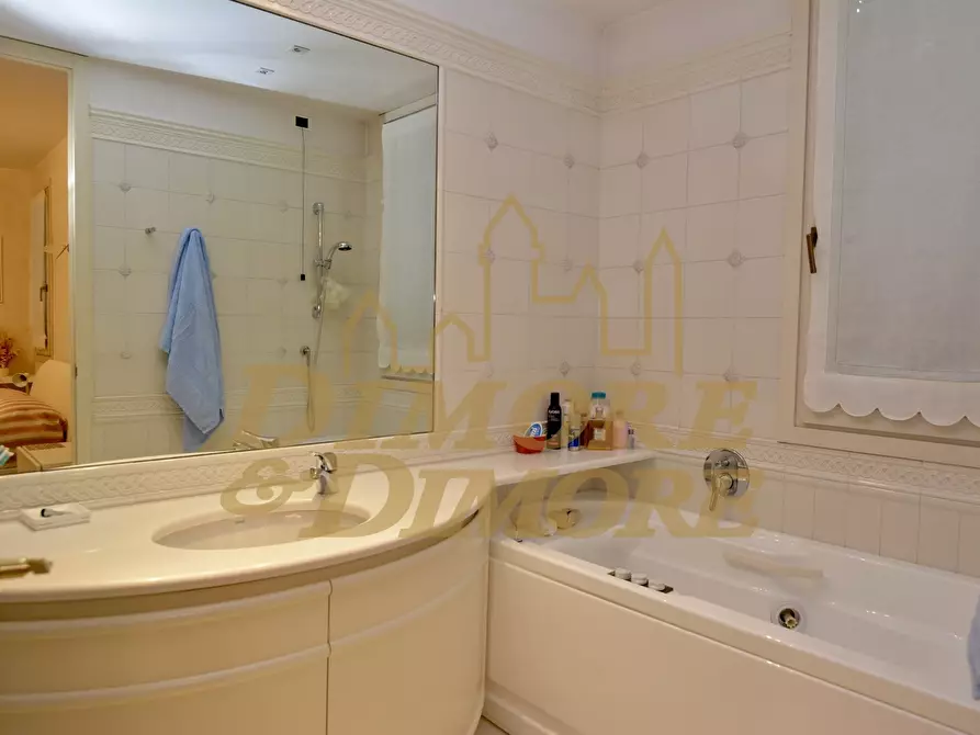 Immagine 47 di Villa in vendita  a Ranco