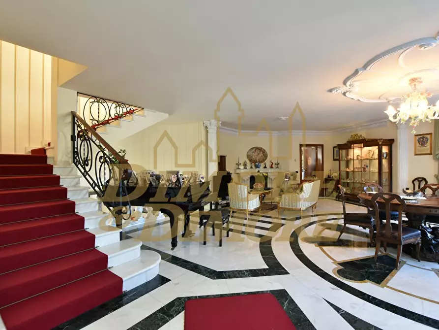 Immagine 11 di Villa in vendita  a Verbania