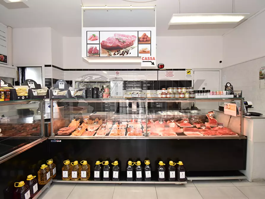 Immagine 1 di Locale commerciale in vendita  in Via Torre Lapillo angolo Via De Dominicis a Lecce