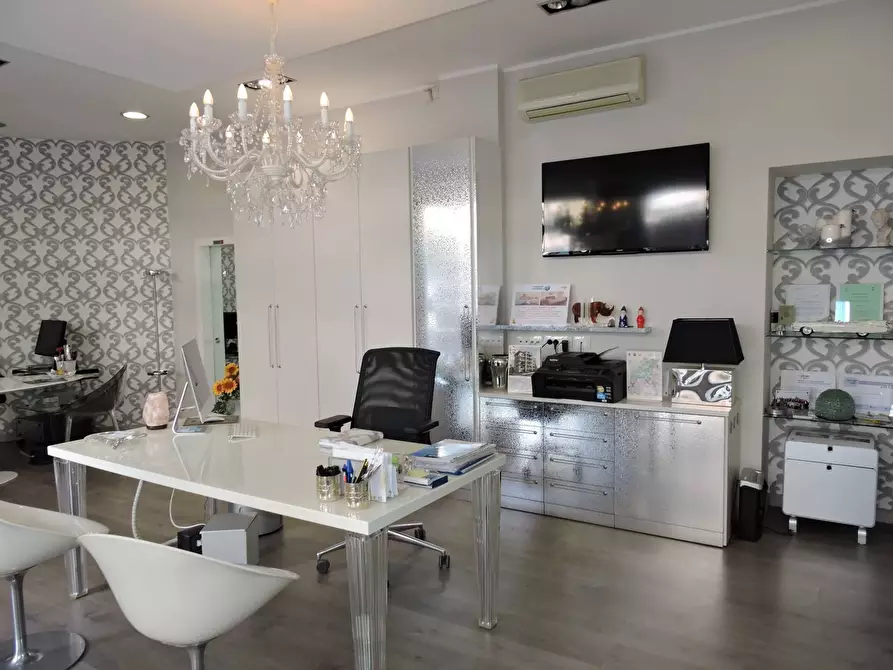 Immagine 26 di Trilocale in vendita  in V.le hanbury a Alassio