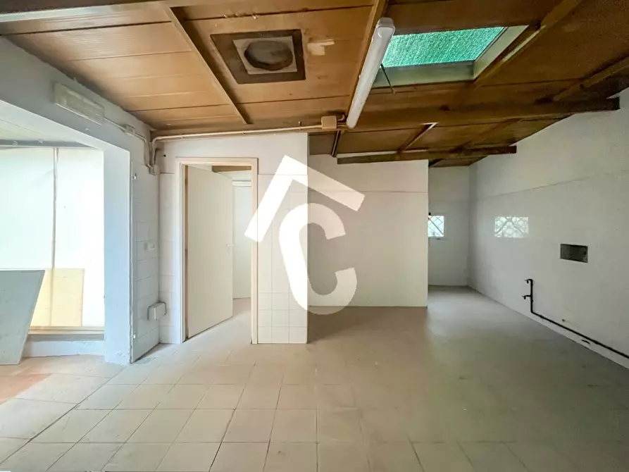 Immagine 14 di Locale commerciale in vendita  a Jesi