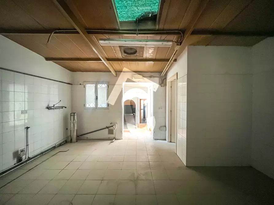 Immagine 13 di Locale commerciale in vendita  a Jesi