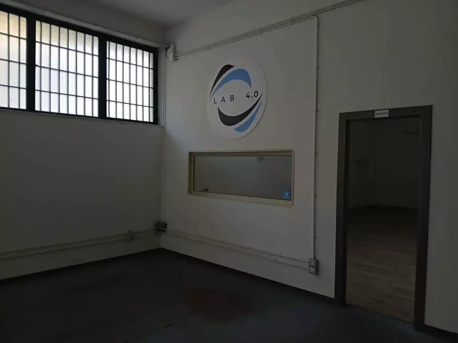 Immagine 8 di Locale commerciale in affitto  a Aci Bonaccorsi