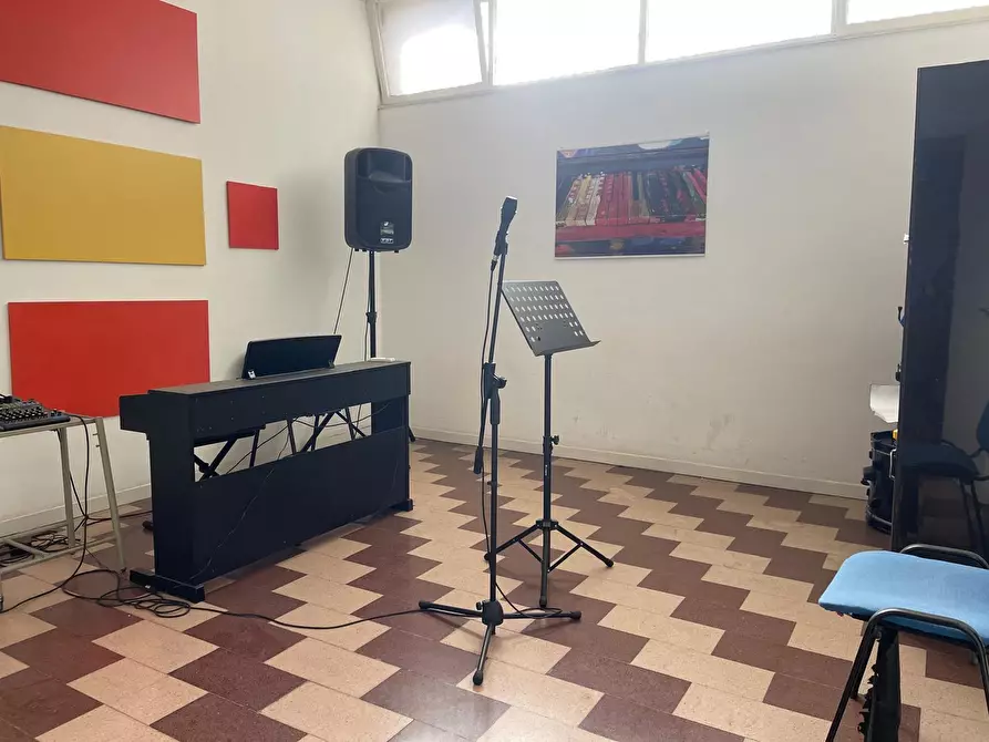 Immagine 6 di Locale commerciale in affitto  a Tremestieri Etneo