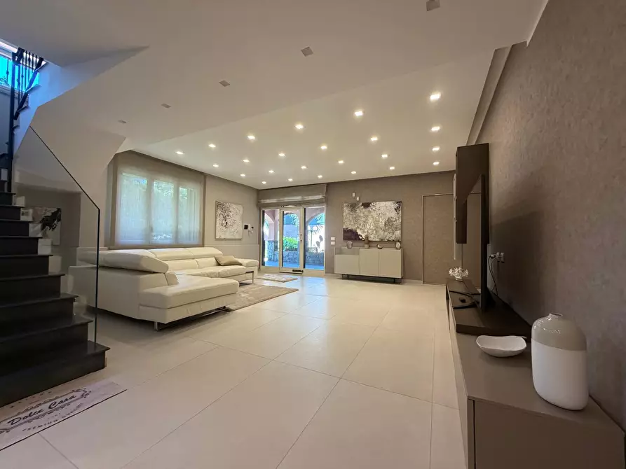 Immagine 25 di Villa in vendita  a Sant'agata Li Battiati