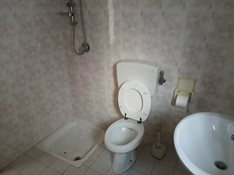 Immagine 4 di Locale commerciale in affitto  a Aci Bonaccorsi