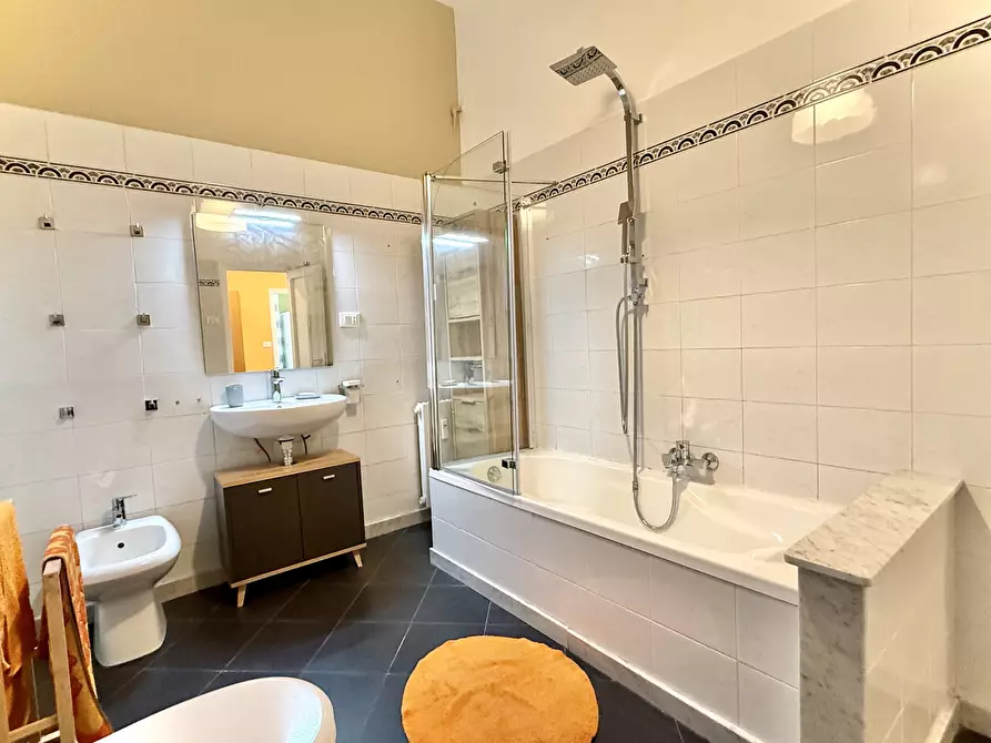 Immagine 39 di Pentalocale in vendita  in Via Fieschi a Genova