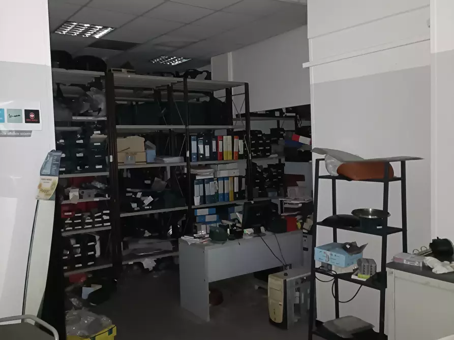 Immagine 15 di Locale commerciale in vendita  in Via Tullio Molteni 7R 9R a Genova