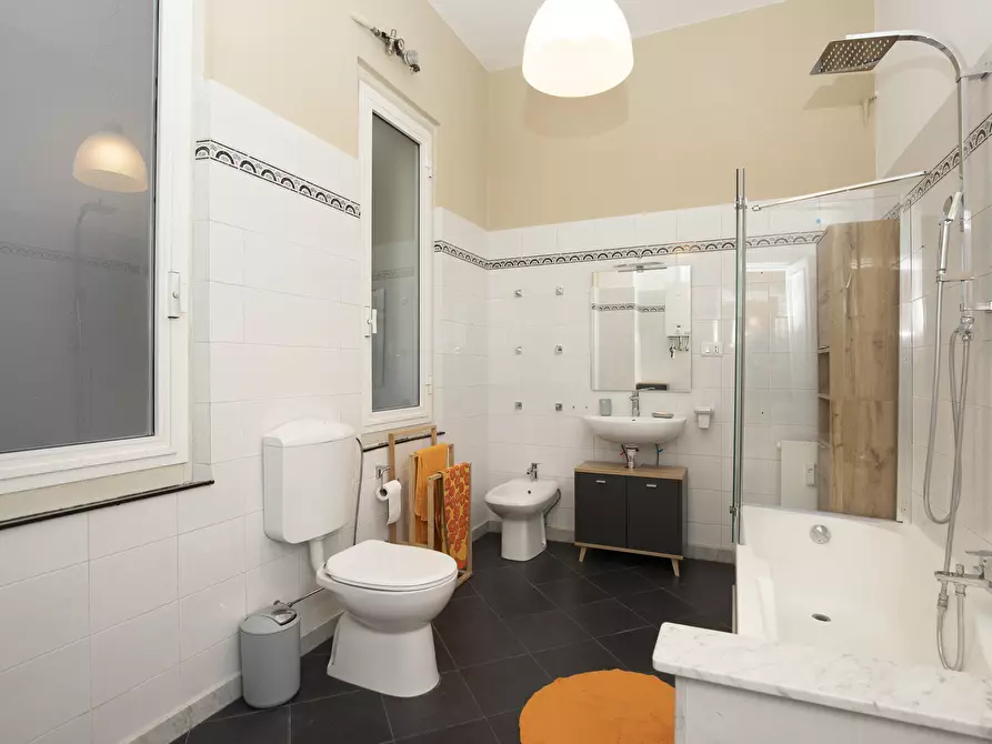 Immagine 25 di Ufficio in vendita  in Via Fieschi a Genova