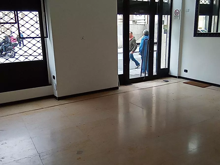 Immagine 9 di Locale commerciale in affitto  in Piazza della Nunziata 21 R a Genova