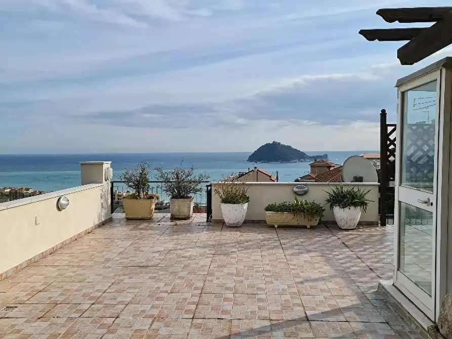 Immagine 1 di Quadrilocale in vendita  in Villaggio Iris 14 a Alassio