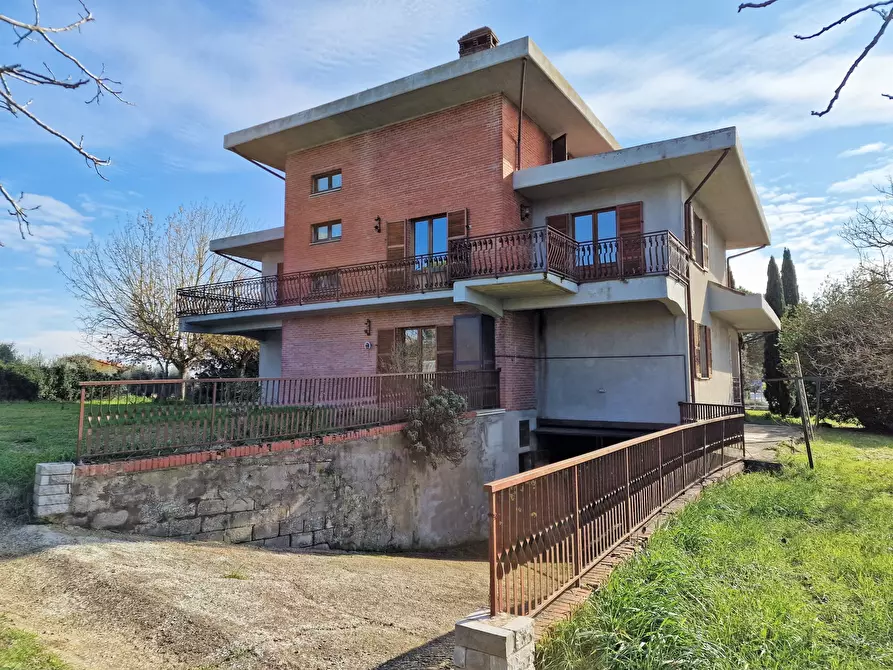 Immagine 47 di Villa in vendita  in Viale Perugia 37 a Castiglione Del Lago