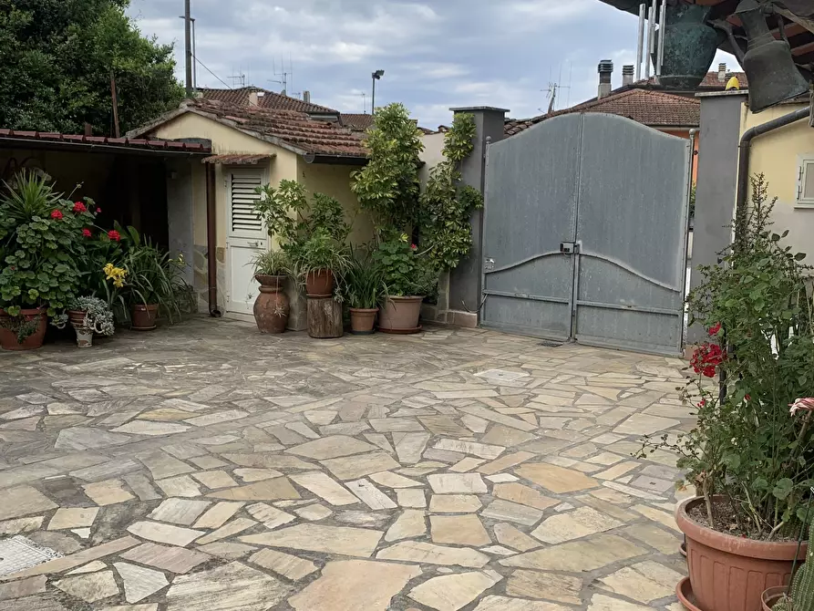 Immagine 2 di Porzione di casa in vendita  a Camaiore