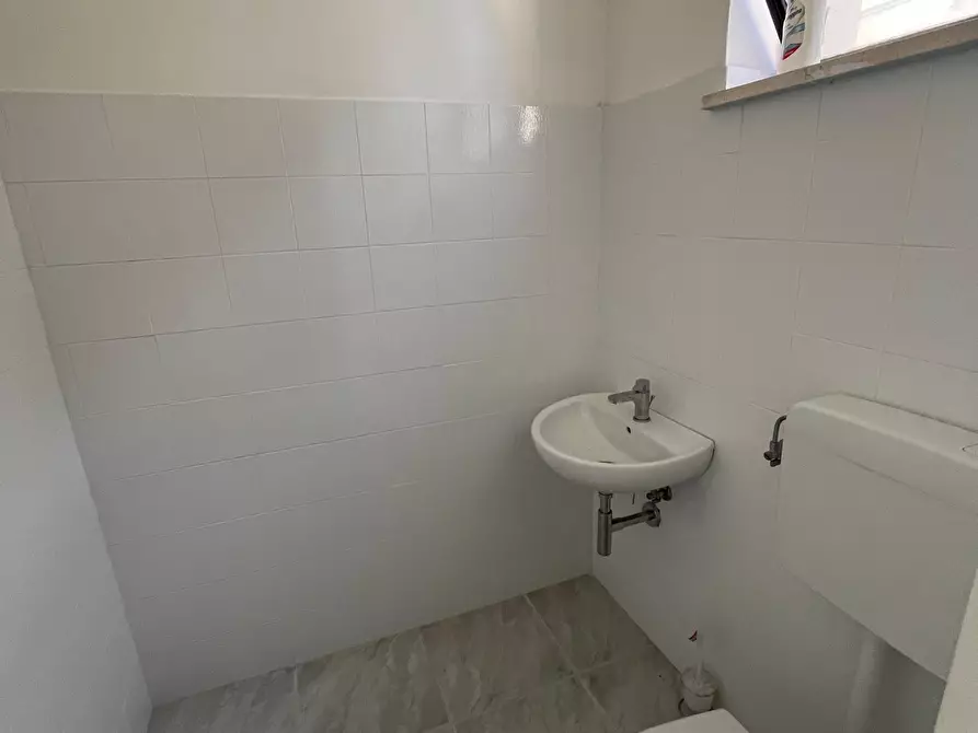 Immagine 12 di Locale commerciale in affitto  in via milano 48 a Lanciano