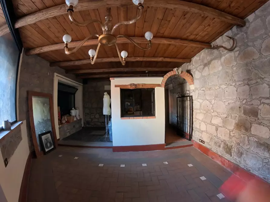 Immagine 2 di Locale commerciale in vendita  in Largo G. Roncacci 9 a Morlupo