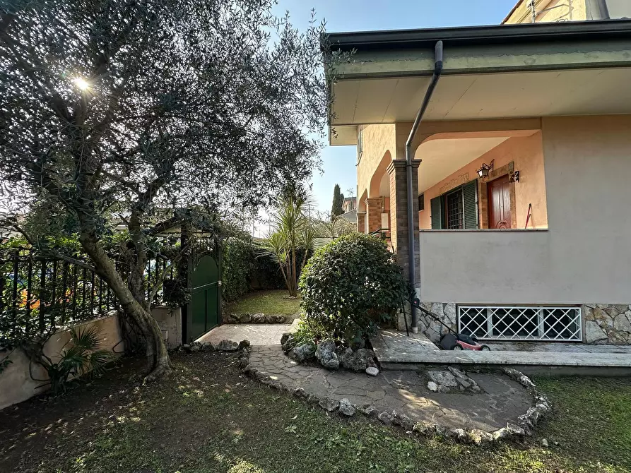 Immagine 2 di Casa trifamiliare in vendita  in Via Svetonio 73 a Guidonia Montecelio