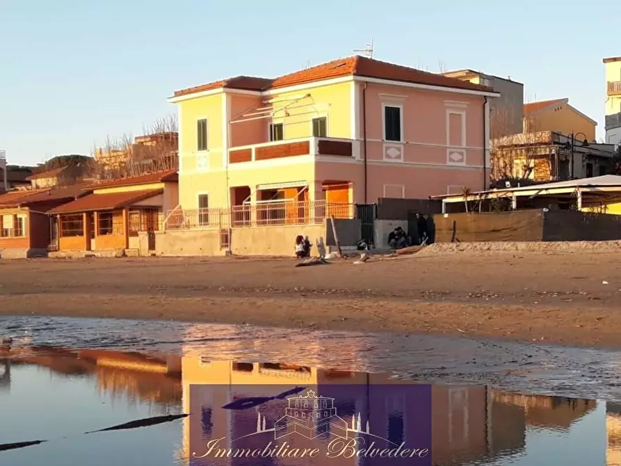 Immagine 1 di Villetta a schiera in vendita  in Viale Italia a Follonica