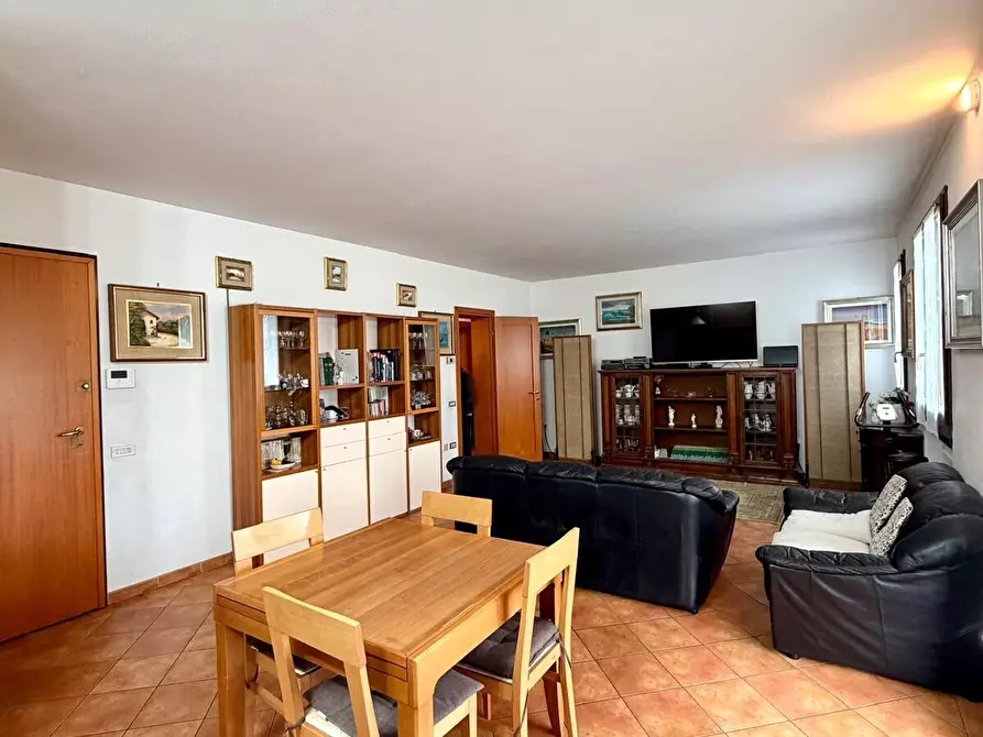 Immagine 16 di Appartamento in vendita  in Via del Giglio a Campi Bisenzio