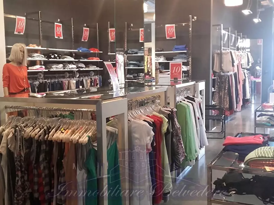 Immagine 3 di Locale commerciale in vendita  a Firenze