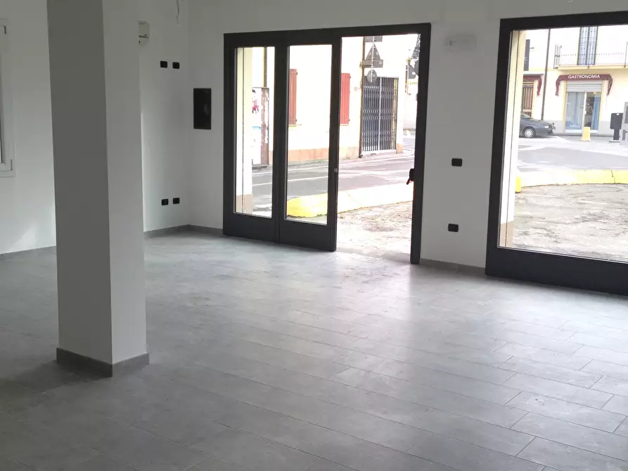 Immagine 4 di Locale commerciale in vendita  in Via Argini 2 a Ravarino