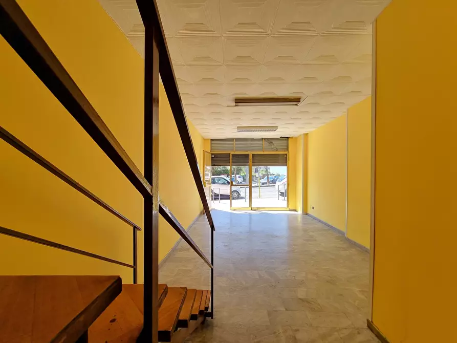 Immagine 7 di Locale commerciale in vendita  in Viale dei Bizantini 23 a Catanzaro