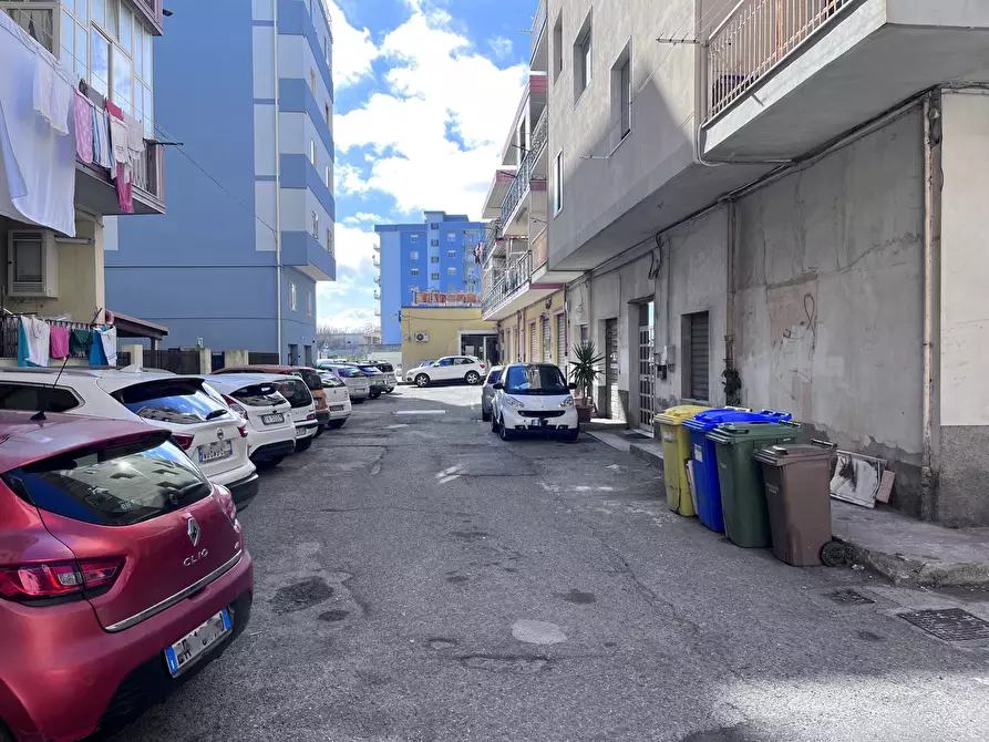 Immagine 3 di Locale commerciale in vendita  in Viale Crotone 1 a Catanzaro