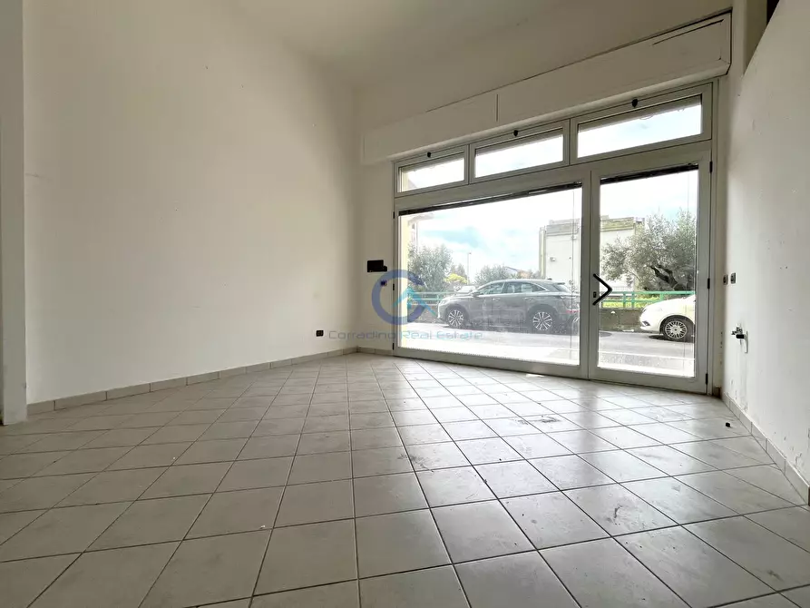 Immagine 4 di Locale commerciale in affitto  in Viale Crotone 237 a Catanzaro