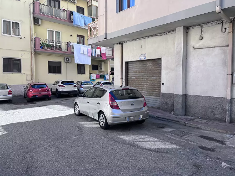 Immagine 2 di Locale commerciale in vendita  in Viale Crotone 1 a Catanzaro