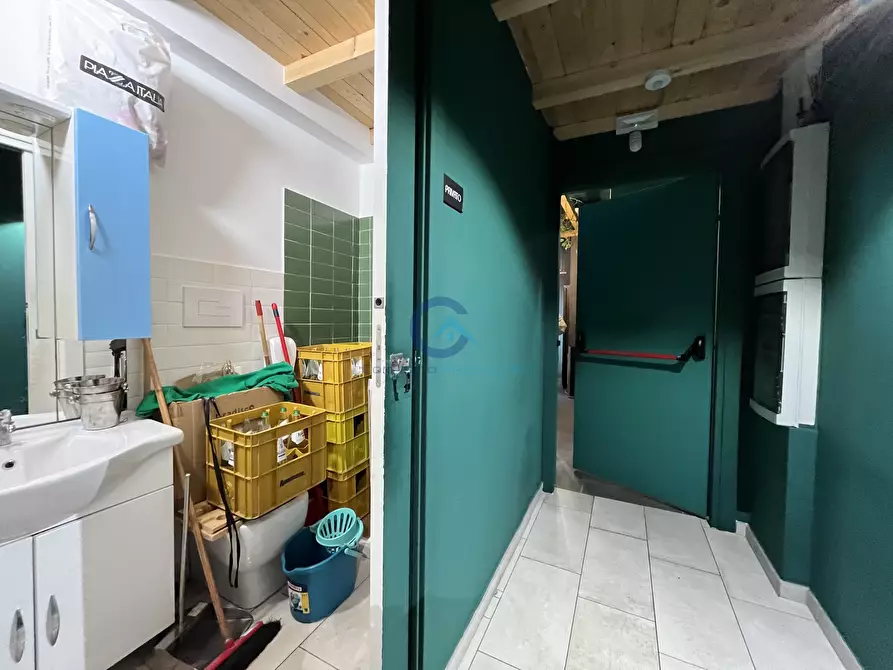 Immagine 12 di Locale commerciale in affitto  in Via Genova 44-46 a Catanzaro