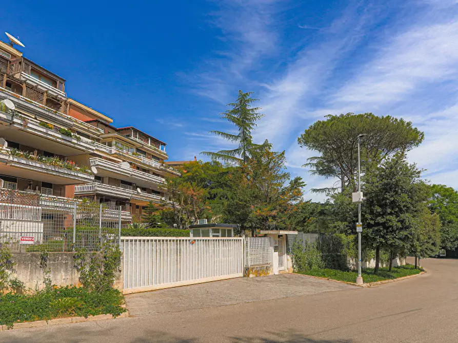 Immagine 10 di Pentalocale in vendita  in Via Misurina a Roma