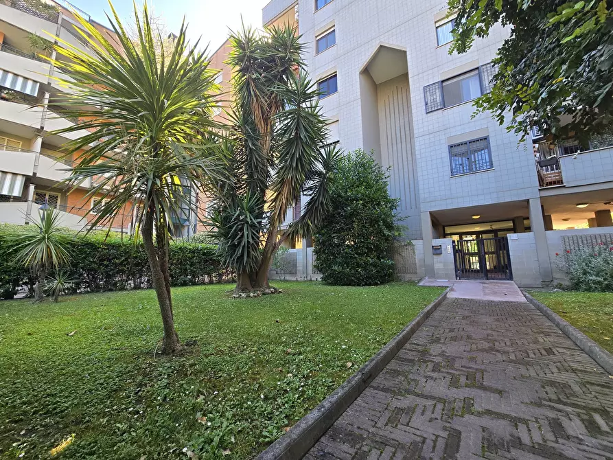 Immagine 37 di Trilocale in affitto  in Viale Avignone 93 a Roma