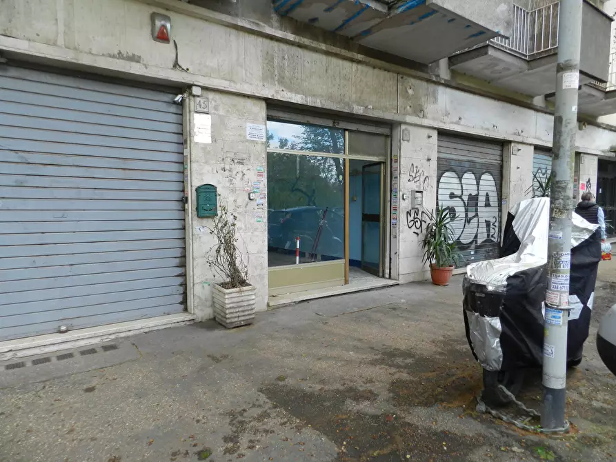 Immagine 1 di Locale commerciale in affitto  in Via dei Campi Flegrei 47 a Roma