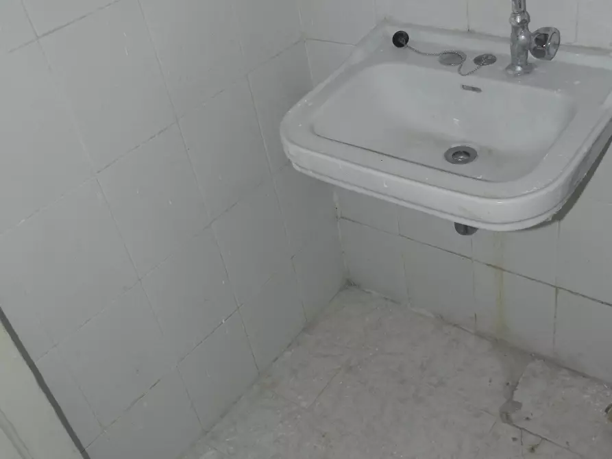 Immagine 9 di Locale commerciale in affitto  in Via dei Campi Flegrei 47 a Roma