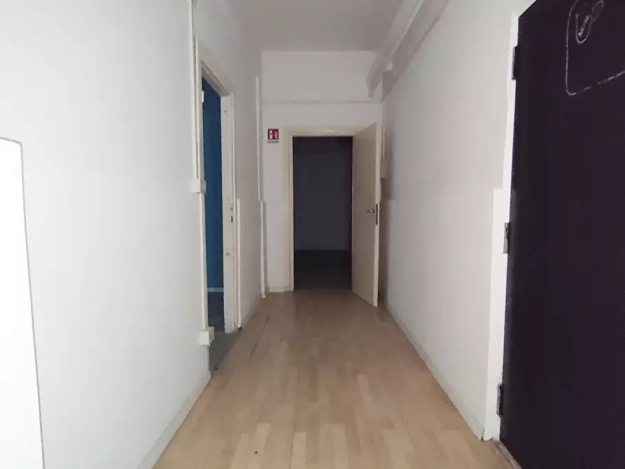 Immagine 4 di Magazzino in vendita  in Via Passo del Furlo 31 a Roma