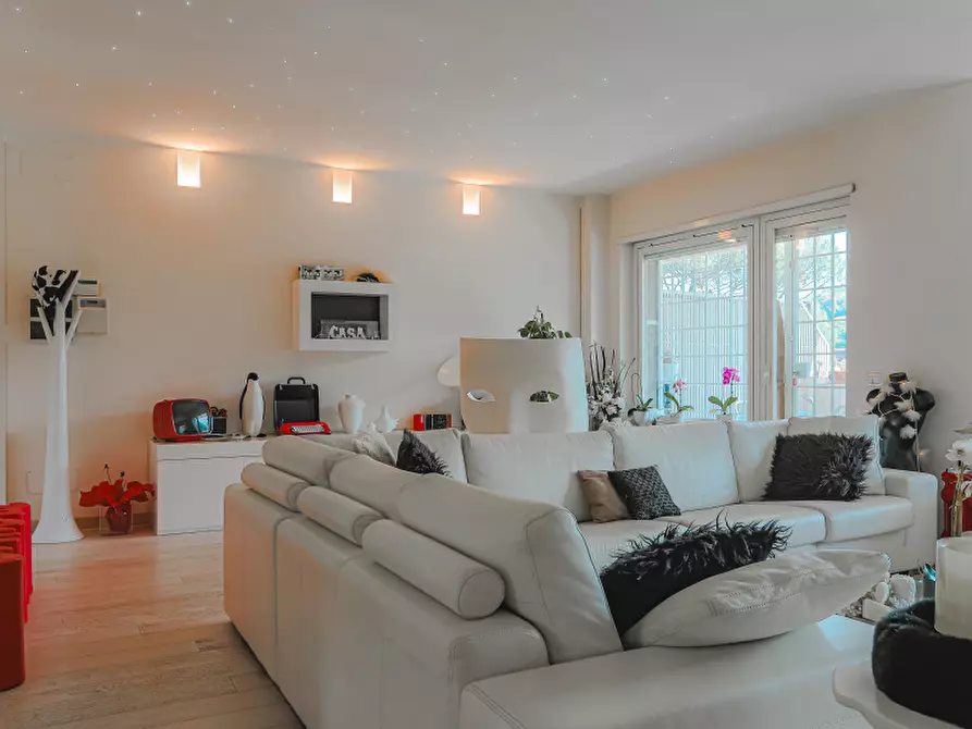 Immagine 33 di Pentalocale in vendita  in Via Misurina a Roma