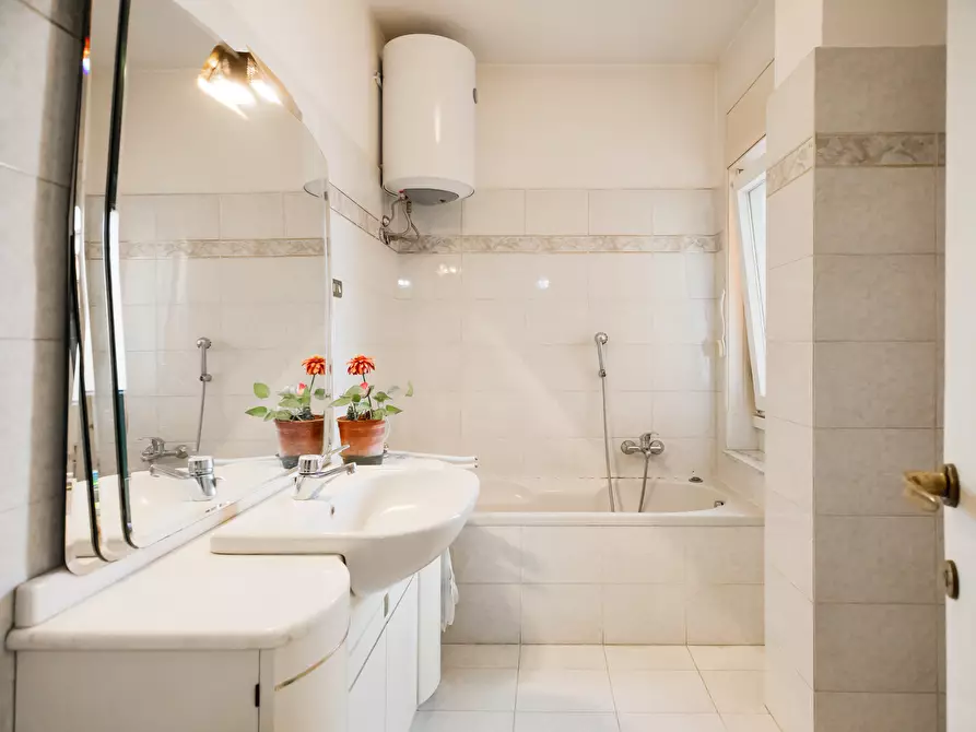 Immagine 27 di Bilocale in vendita  in Via Tiburtina 602 a Roma