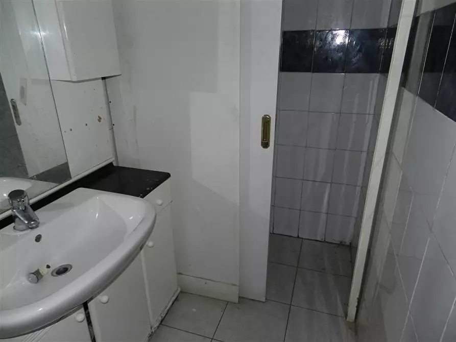 Immagine 13 di Locale commerciale in affitto  in Via dei Castani a Roma